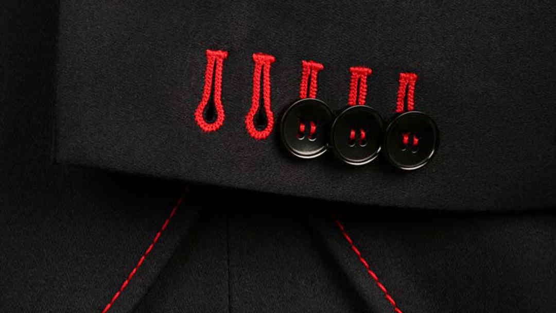 Damenmasskonfektion mit viel Liebe bis zum letzten Detail. Hier das Garn der Knopflöcher in Ihrer Lieblingsfarbe